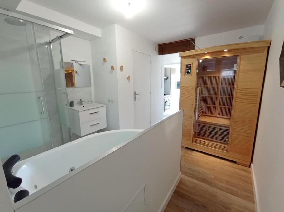 Sejour Sauna Et Jacuzzi Cocon Ла Рош-сюр-Йон Екстериор снимка